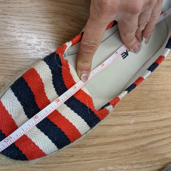 ☀️AEO espadrilles 9 red white blue flats - Picture 12 of 16